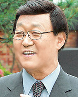 김동건